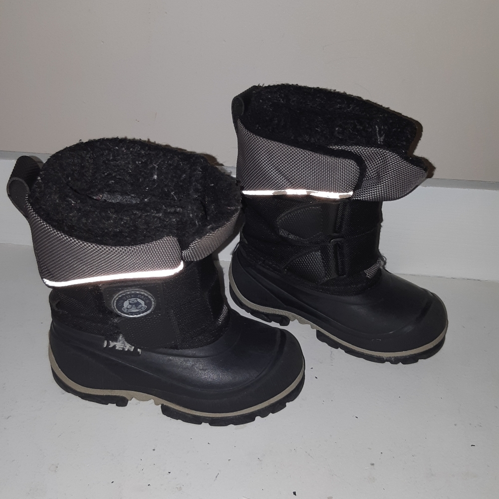 Cico boy winter boots Size 6
